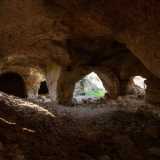 Ci ritroviamo cos� in un grande ambiente al cui centro si innalza un grosso pilastro in pietra...